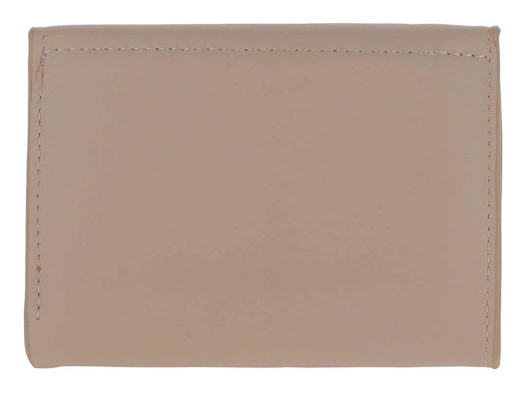 Bolso estilo cartera color nude con cierre metálico dorado y logo grabado.