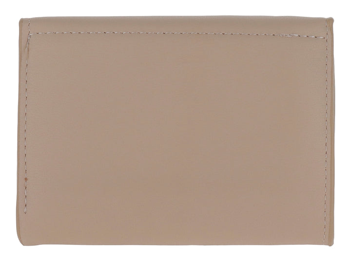 Bolso estilo cartera color nude con cierre metálico dorado y logo grabado.