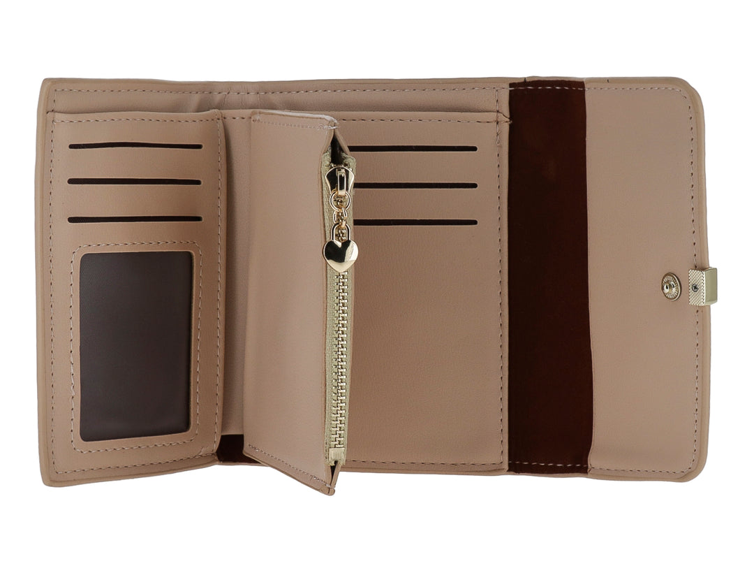 Bolso estilo cartera color nude con cierre metálico dorado y logo grabado.