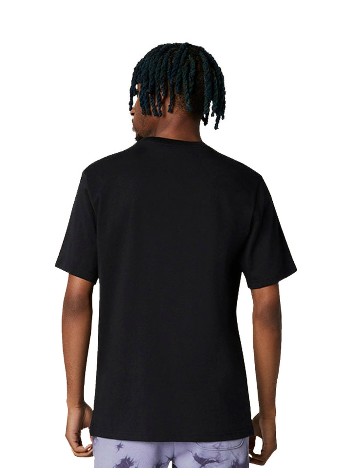 Dos modelos vistiendo una camiseta negra de manga corta con logo de Converse en el pecho.