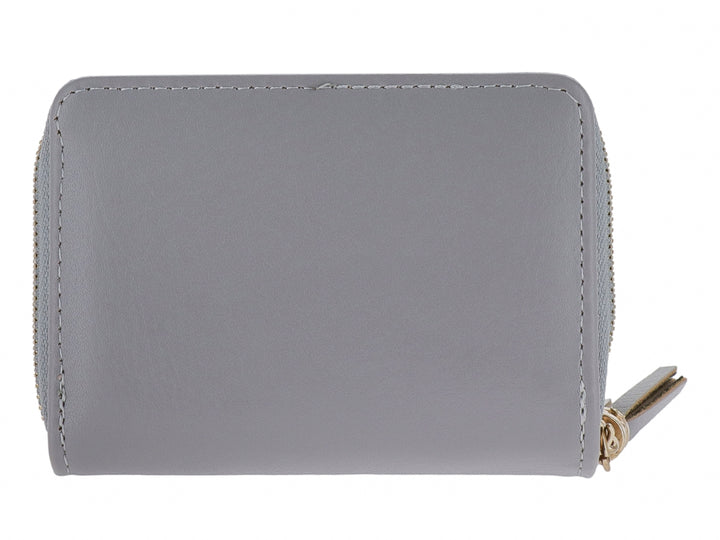 Monedero gris de material sintético con cierre dorado y detalle de borla colgante.
