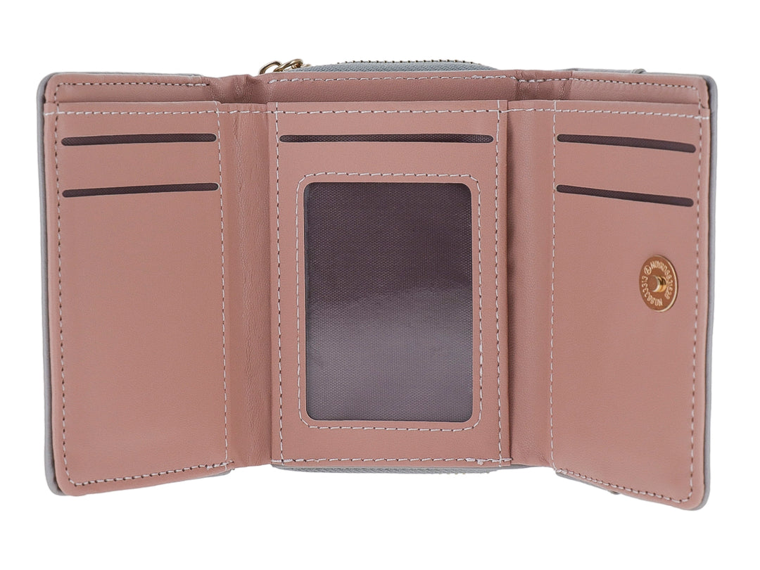 Monedero gris de material sintético con cierre dorado y detalle de borla colgante.