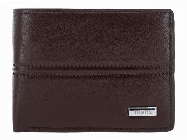 Cartera de cuero color marrón oscuro con costuras horizontales y una pequeña placa metálica con la marca Dialix.