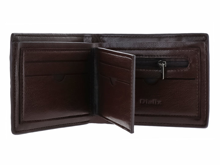 Cartera de cuero color marrón oscuro con costuras horizontales y una pequeña placa metálica con la marca Dialix.