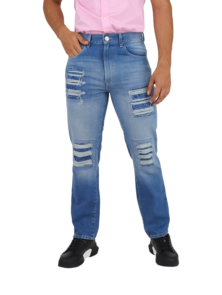 Pantalones jeans azules para hombre con efecto lavado y detalles rotos en las piernas.