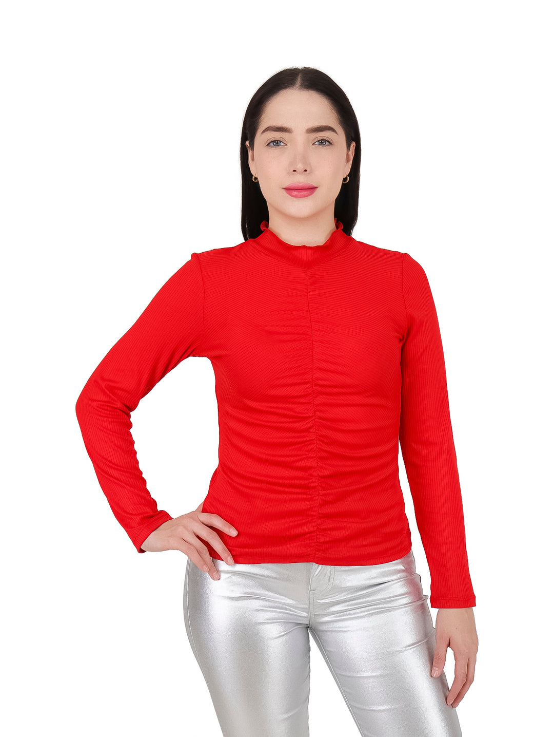 Blusa roja de manga larga con detalle fruncido central en modelo femenina.