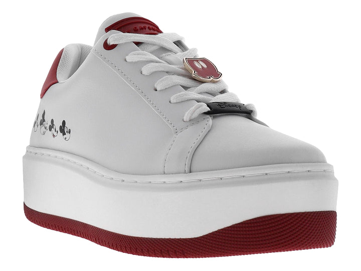 Tenis blancos de plataforma con detalles en rojo y figuras de Mickey Mouse en el costado.