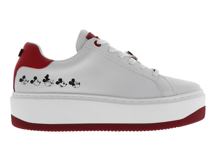 Tenis blancos de plataforma con detalles en rojo y figuras de Mickey Mouse en el costado.