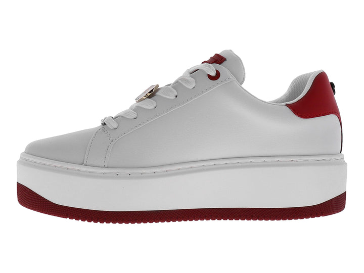 Tenis blancos de plataforma con detalles en rojo y figuras de Mickey Mouse en el costado.