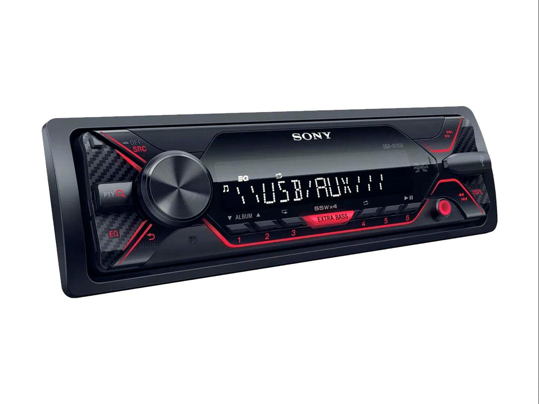 Autoestéreo Sony color negro con detalles en rojo, pantalla digital y puerto USB frontal.