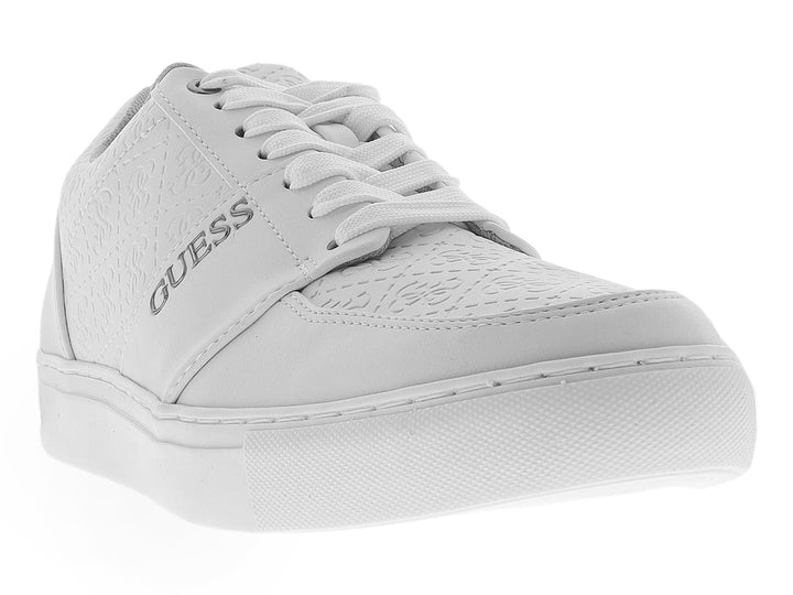 Tenis blancos GUESS de corte bajo con logotipo lateral y suela plana.
