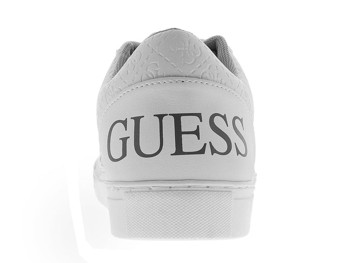 Tenis blancos GUESS de corte bajo con logotipo lateral y suela plana.