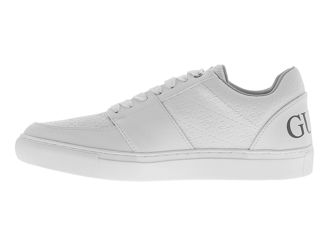 Tenis blancos GUESS de corte bajo con logotipo lateral y suela plana.