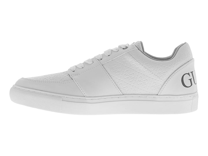 Tenis blancos GUESS de corte bajo con logotipo lateral y suela plana.