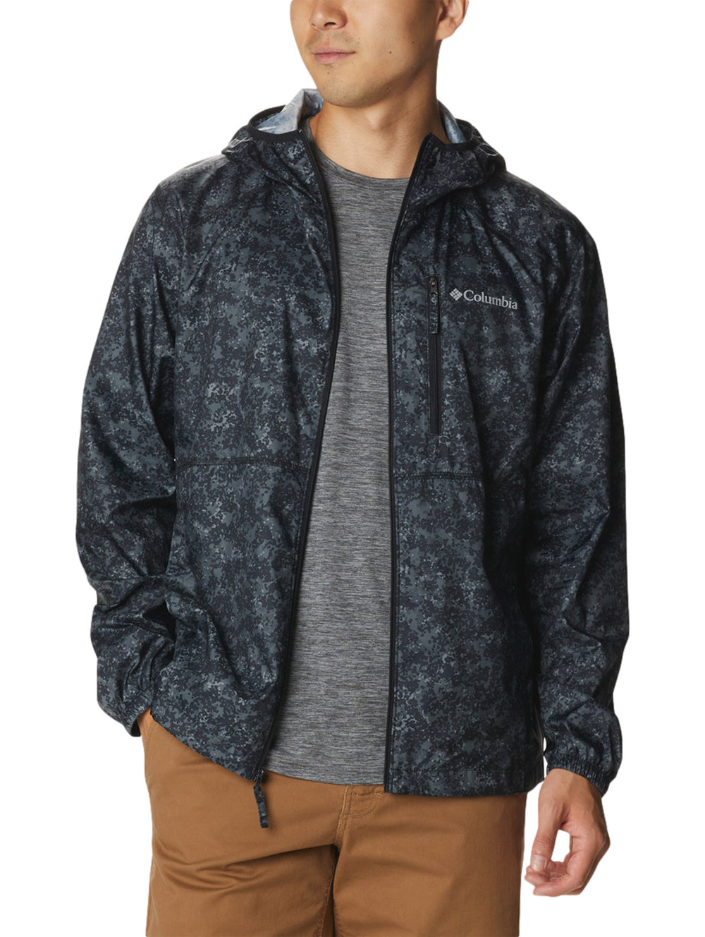 Rompevientos Columbia negro con estampado de puntos grises, capucha y cierre frontal.