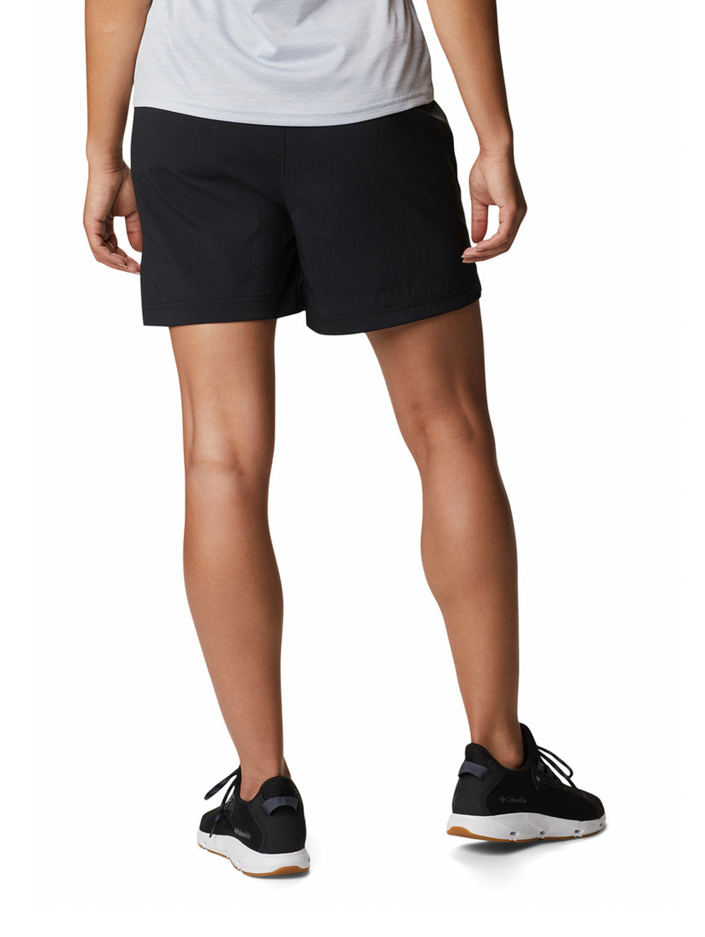 Mujer vistiendo shorts deportivos color negro de la marca Columbia.