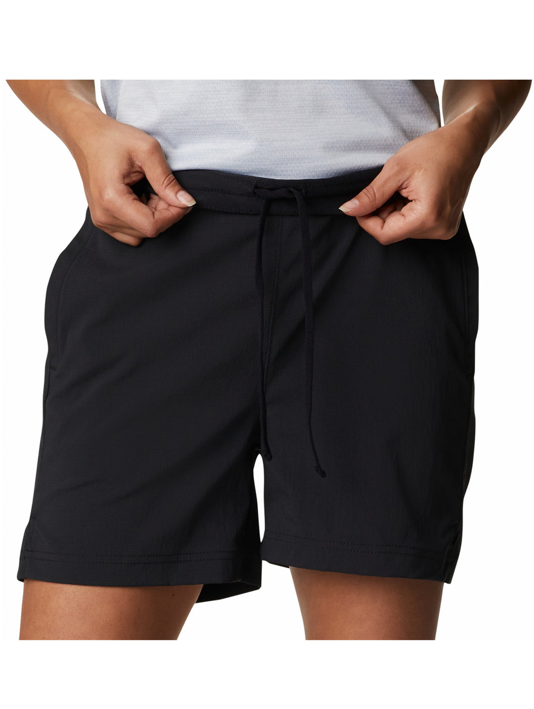 Mujer vistiendo shorts deportivos color negro de la marca Columbia.