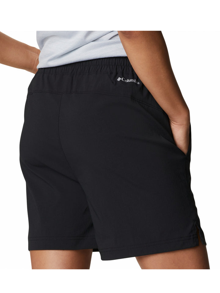 Mujer vistiendo shorts deportivos color negro de la marca Columbia.