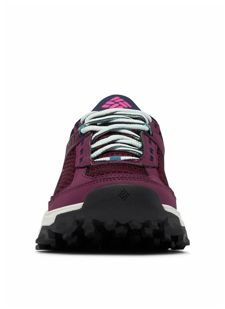 Zapato deportivo Columbia color marionberry con malla transpirable y cordones azul claro.