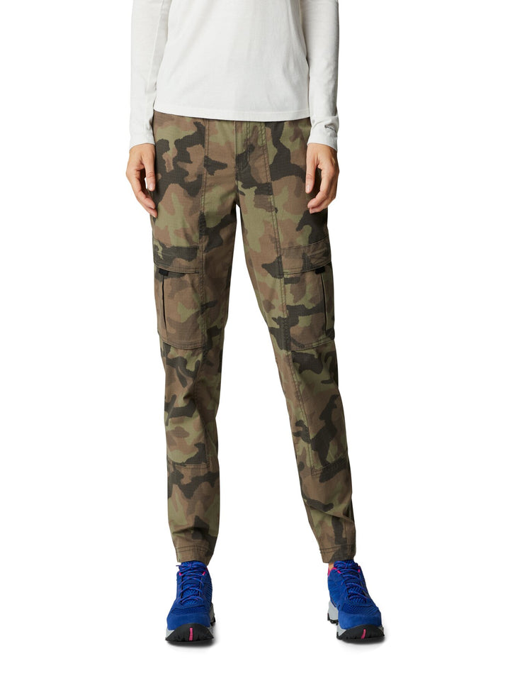 Pantalones cargo Columbia con estampado de camuflaje en tonos verdes y marrones.