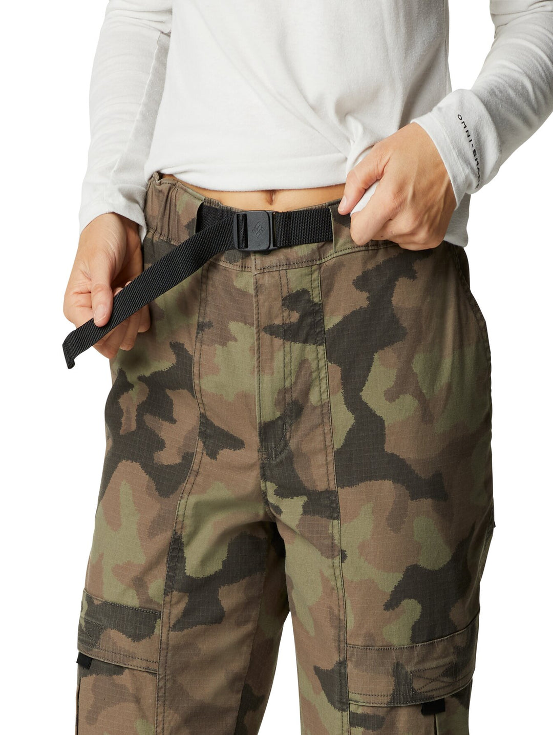 Pantalones cargo Columbia con estampado de camuflaje en tonos verdes y marrones.