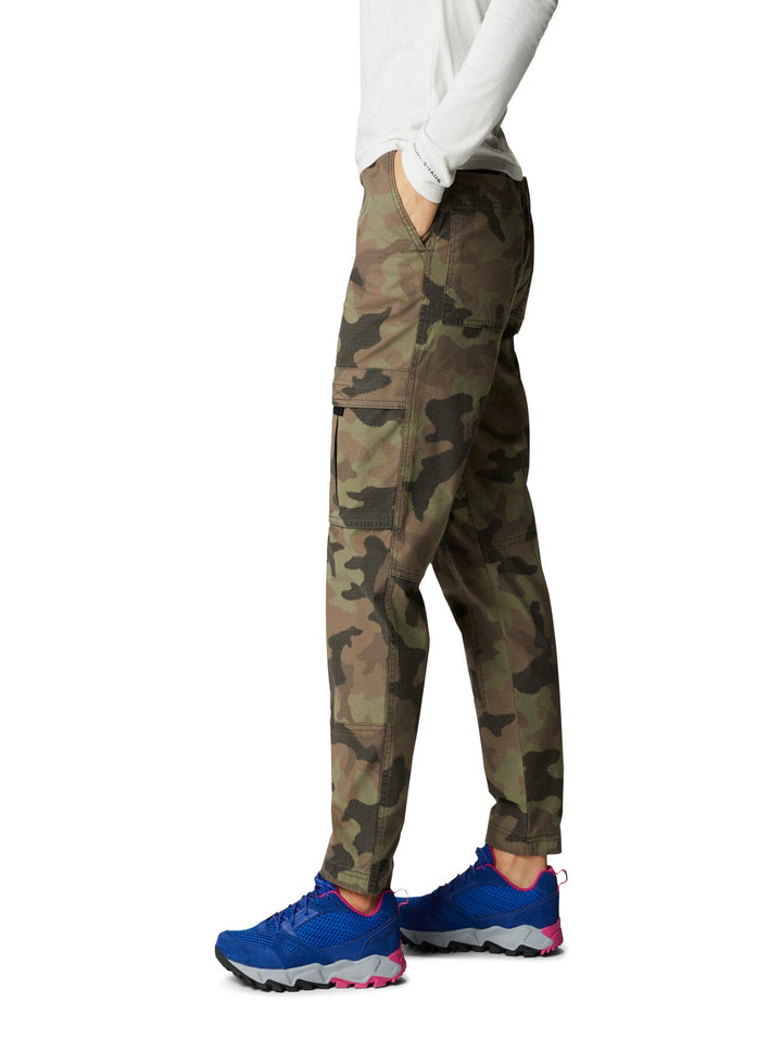 Pantalones cargo Columbia con estampado de camuflaje en tonos verdes y marrones.