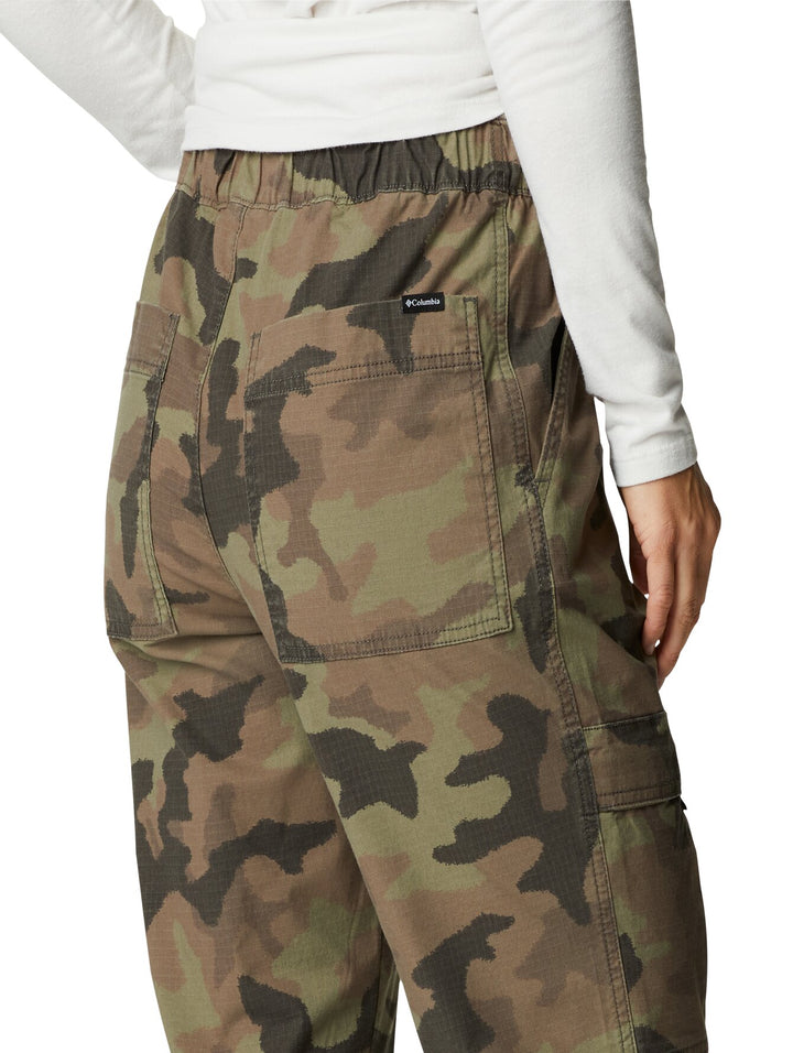 Pantalones cargo Columbia con estampado de camuflaje en tonos verdes y marrones.