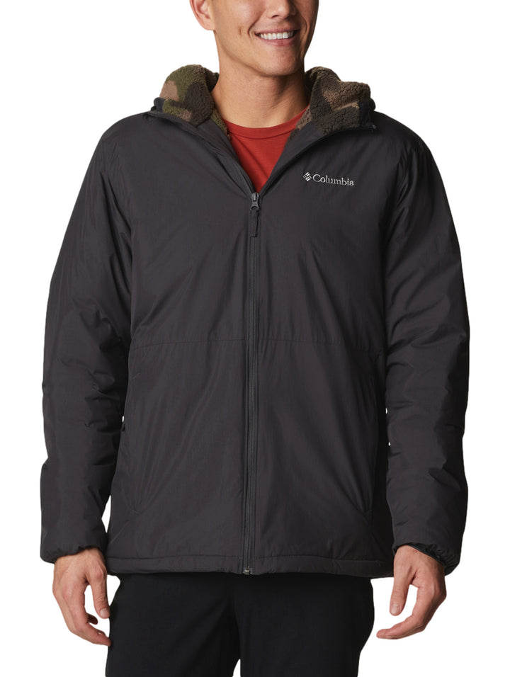 Chaqueta Columbia color gris oscuro con cuello de sherpa en estampado de camuflaje.