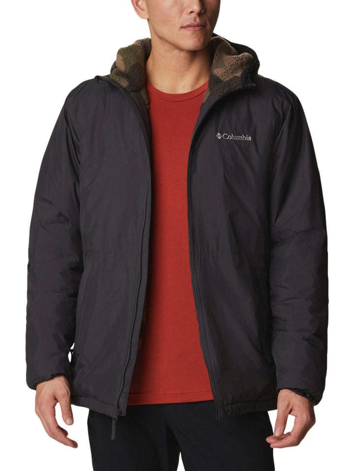 Chaqueta Columbia color gris oscuro con cuello de sherpa en estampado de camuflaje.