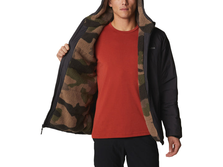 Chaqueta Columbia color gris oscuro con cuello de sherpa en estampado de camuflaje.