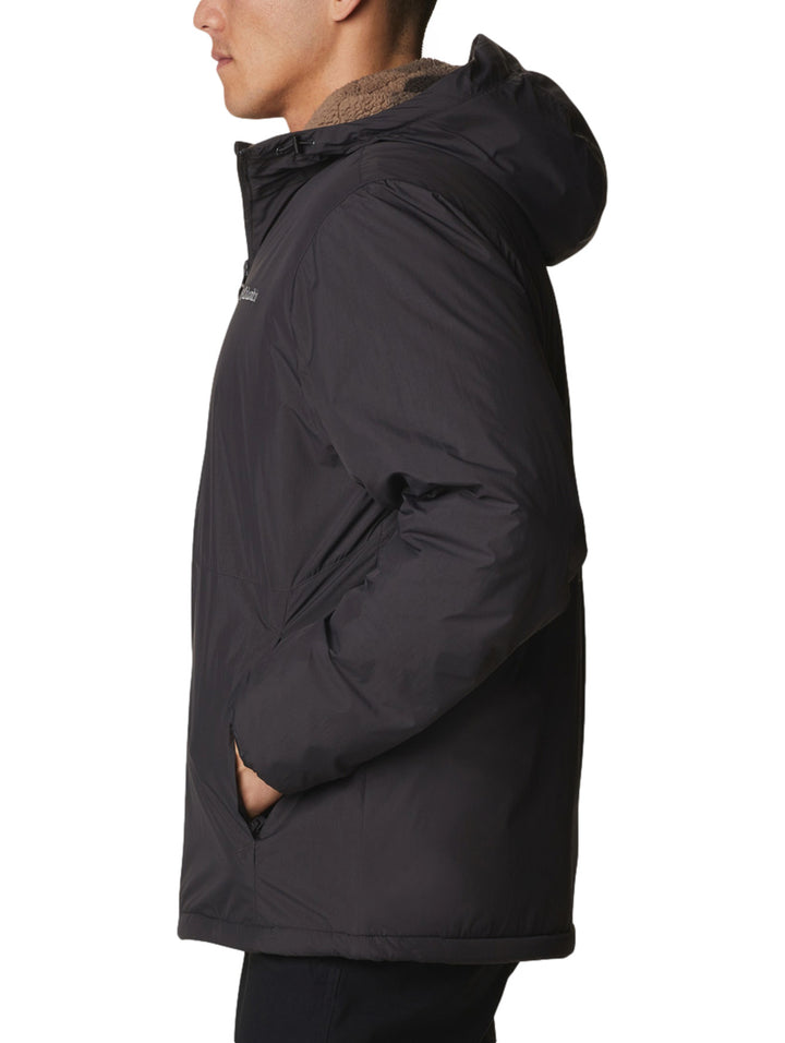 Chaqueta Columbia color gris oscuro con cuello de sherpa en estampado de camuflaje.