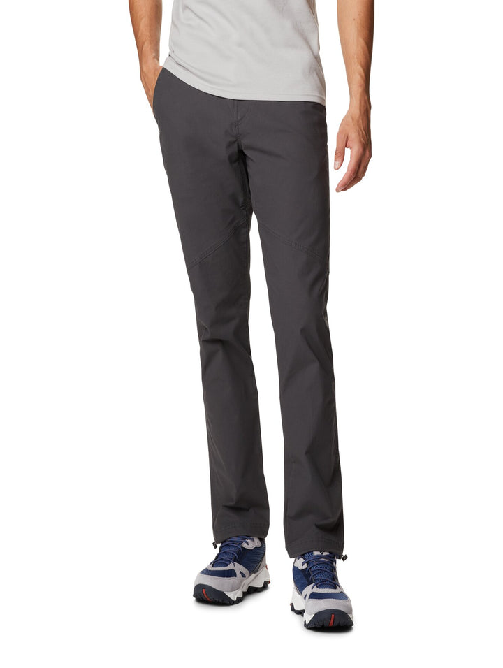 Hombre vistiendo pantalones Columbia color gris oscuro Shark Wallowa Belted Pant.