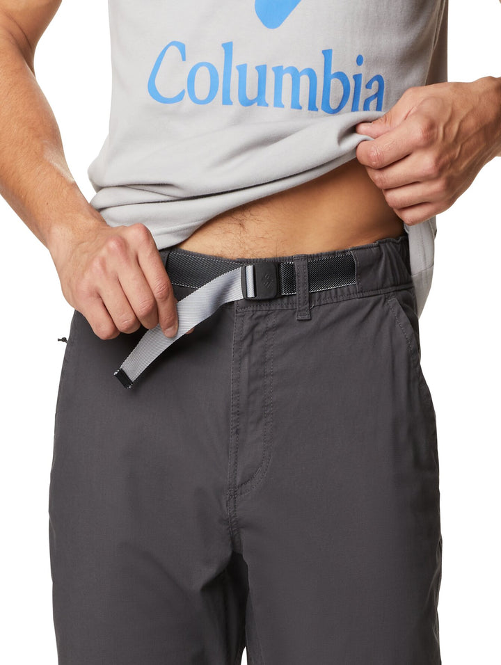 Hombre vistiendo pantalones Columbia color gris oscuro Shark Wallowa Belted Pant.