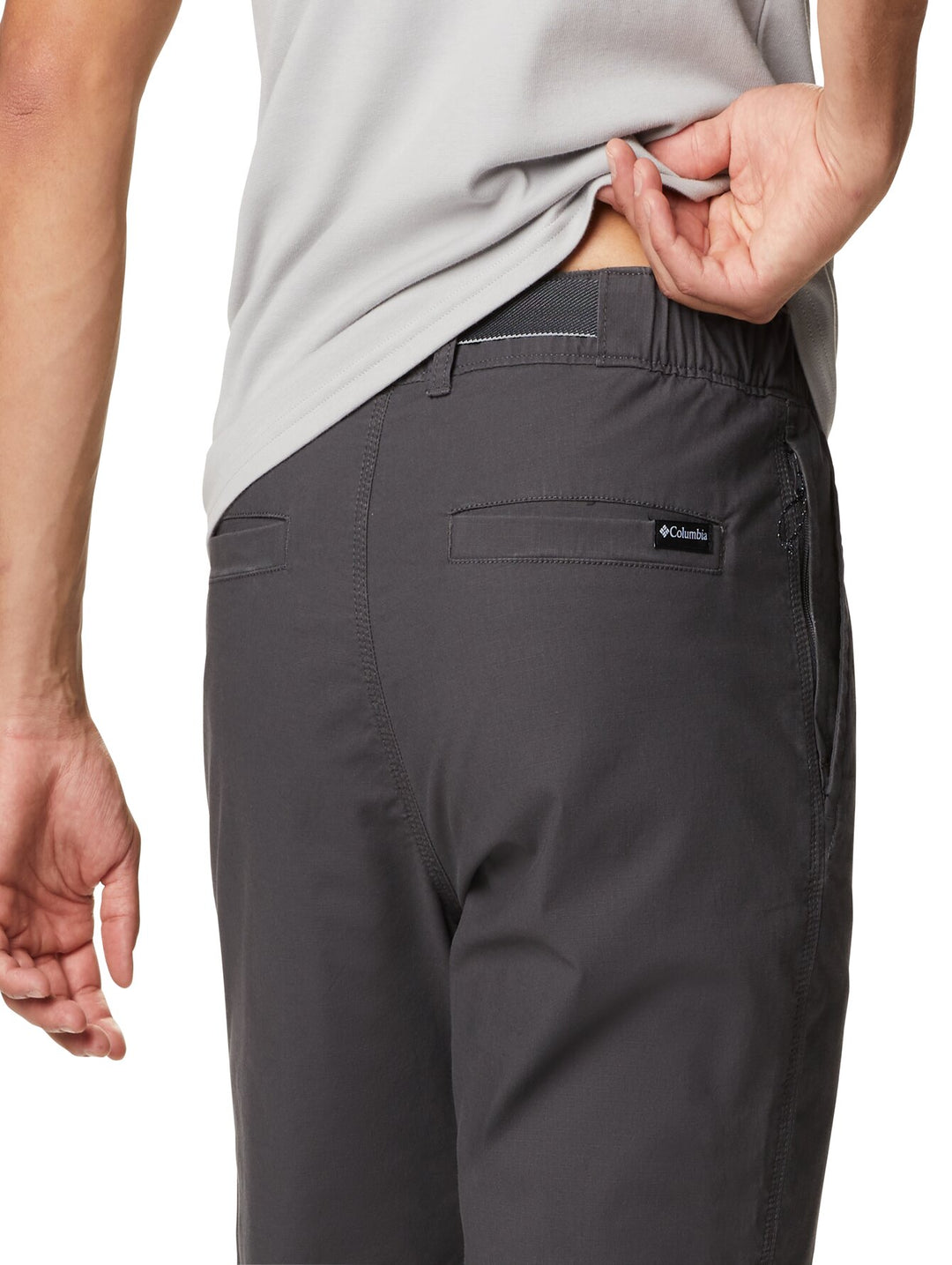 Hombre vistiendo pantalones Columbia color gris oscuro Shark Wallowa Belted Pant.