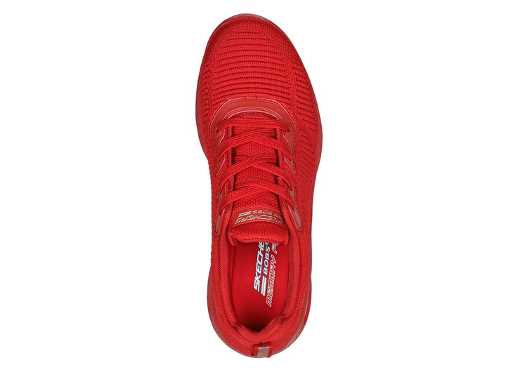 Tenis deportivos Skechers color rojo con amortiguación de aire en el talón y tejido transpirable.