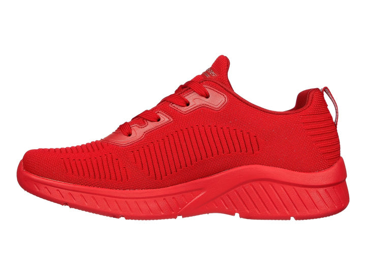 Tenis deportivos Skechers color rojo con amortiguación de aire en el talón y tejido transpirable.