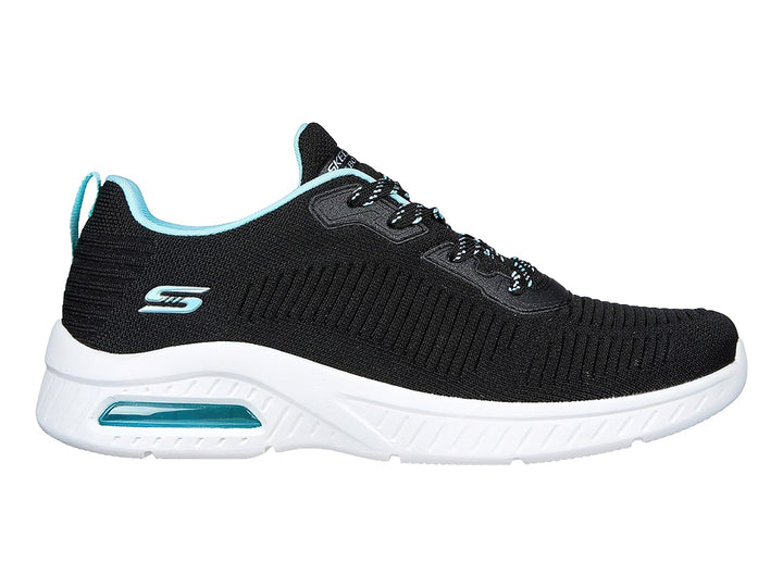 Tenis deportivos Skechers color negro con suela blanca y detalles en turquesa.