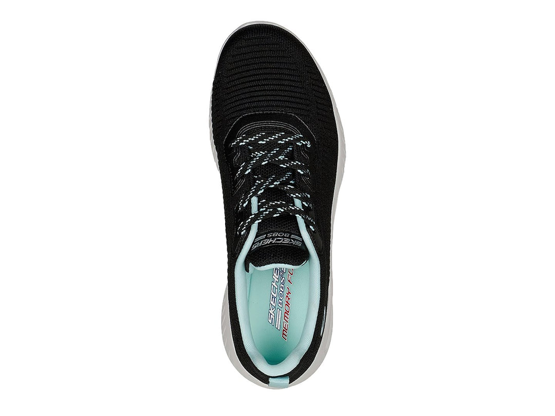 Tenis deportivos Skechers color negro con suela blanca y detalles en turquesa.
