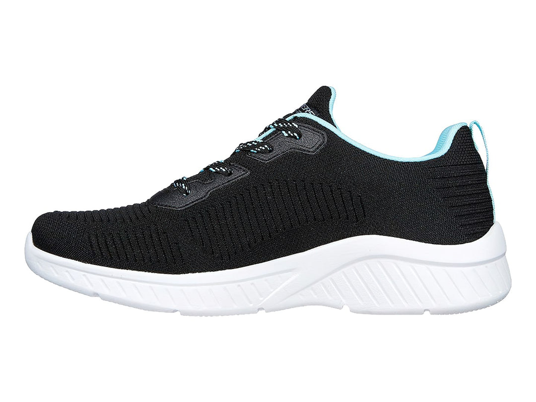 Tenis deportivos Skechers color negro con suela blanca y detalles en turquesa.