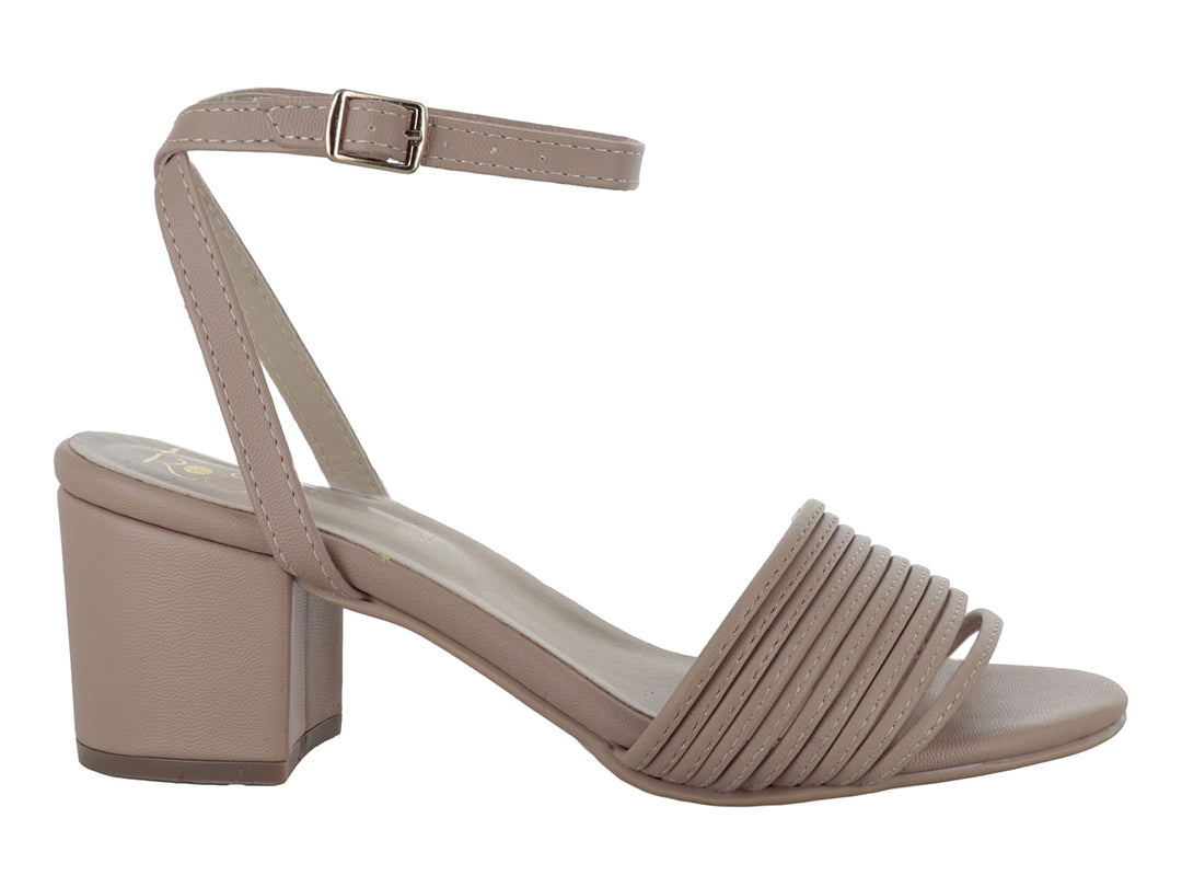 Sandalia color beige con tacón cuadrado, correa al tobillo y diseño plisado en la parte frontal.