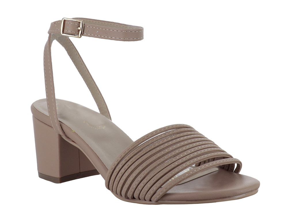 Sandalia color beige con tacón cuadrado, correa al tobillo y diseño plisado en la parte frontal.