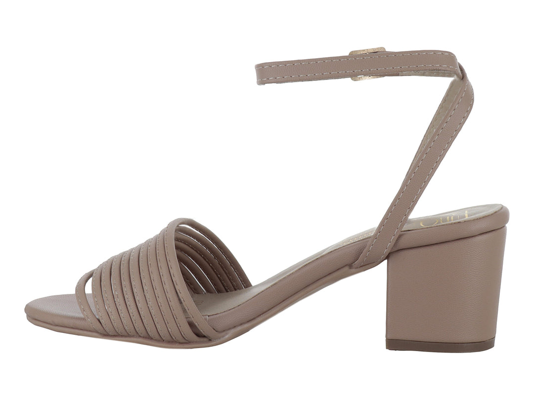 Sandalia color beige con tacón cuadrado, correa al tobillo y diseño plisado en la parte frontal.