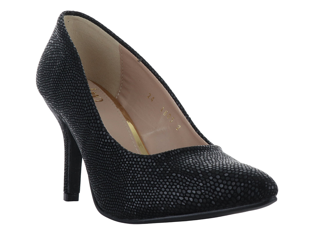 Zapato de tacón alto color negro con textura granulada y punta cerrada.