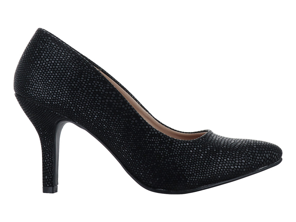 Zapato de tacón alto color negro con textura granulada y punta cerrada.