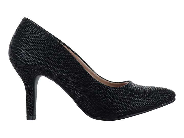 Zapato de tacón alto color negro con textura granulada y punta cerrada.
