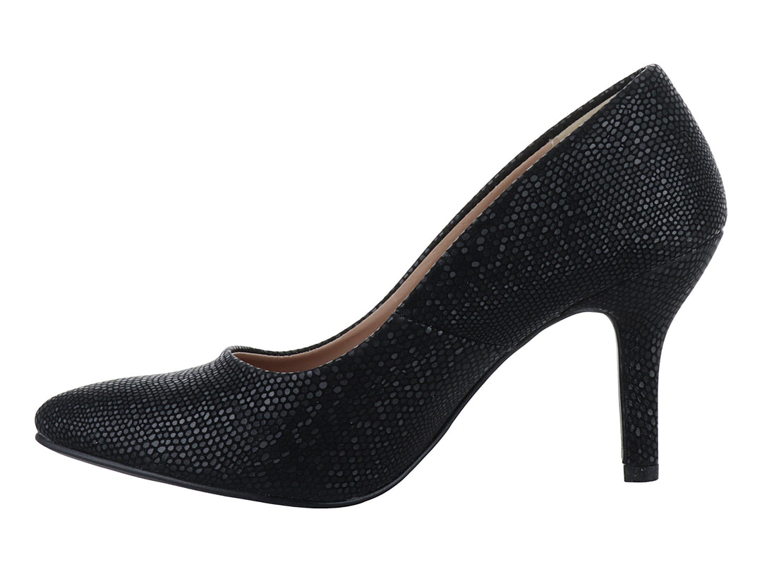 Zapato de tacón alto color negro con textura granulada y punta cerrada.