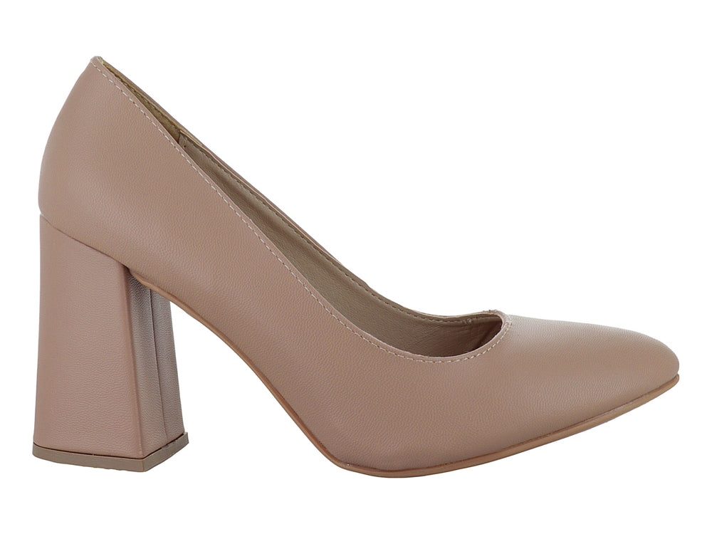 Zapato de tacón grueso color maquillaje para mujer, diseño cerrado y elegante con acabado mate.
