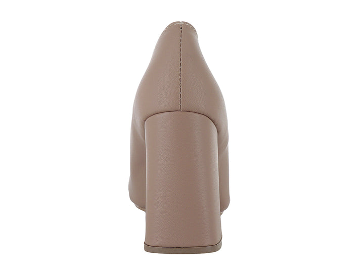 Zapato de tacón grueso color maquillaje para mujer, diseño cerrado y elegante con acabado mate.