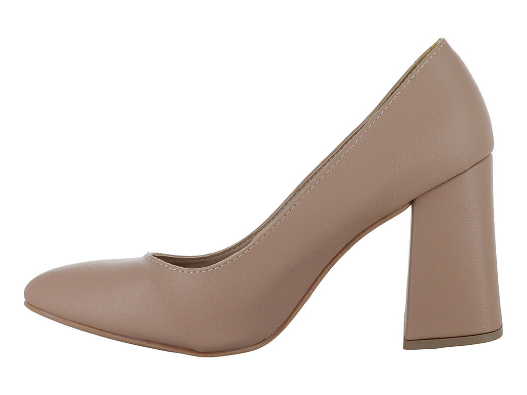 Zapato de tacón grueso color maquillaje para mujer, diseño cerrado y elegante con acabado mate.