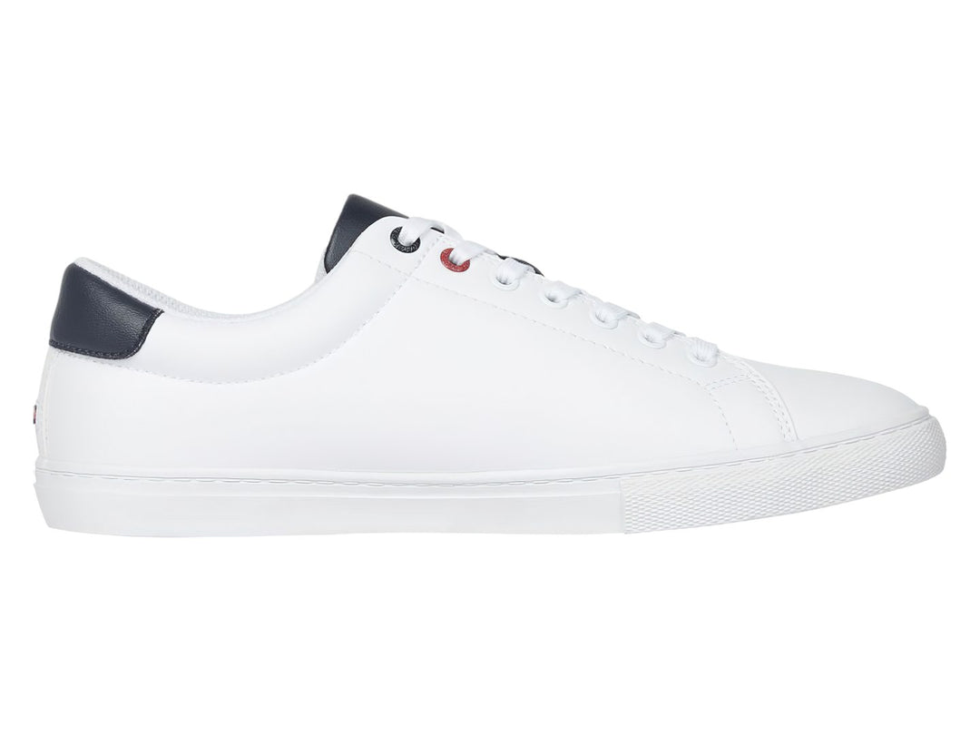 Tenis Tommy Hilfiger color blanco con detalles en azul marino y rojo, diseño casual de perfil bajo.